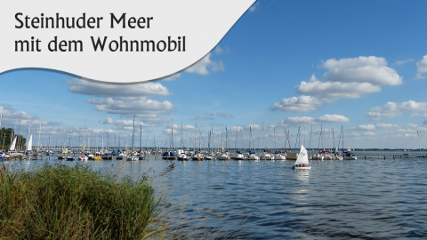 Das Steinhuder Meer mit einigen Booten auf dem Wasser