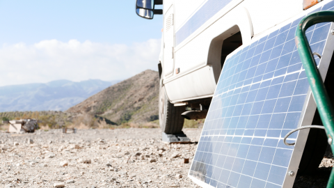 Ein Solarpanel zum Aufladen einer Lithiumbatterie in einem Wohnmobil