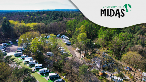 Luftaufnahme des Camperpark Midas mit Wohnmobilen