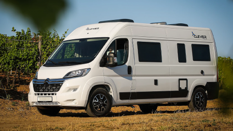 Seitenansicht des Kastenwagen Wohnmobil mit Längsbetten und nur 6 Meter Länge