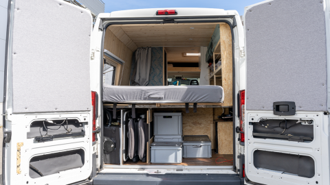 Rückansicht eines Kastenwagen Wohnmobils auf den Stauraum in der Heckgarage