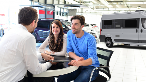Ein Paar bei der Kaufberatung eines Kastenwagen Wohnmobils