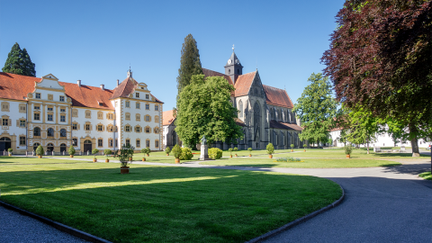 Blick auf ein historisches Schloss am Bodensee